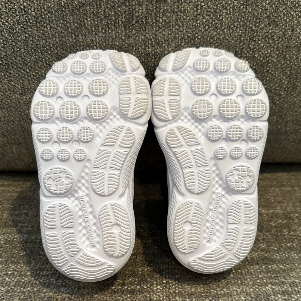 NWOT- Under Armour Black Kids Shoes. Size 6 toddler - Picture 8 of 9